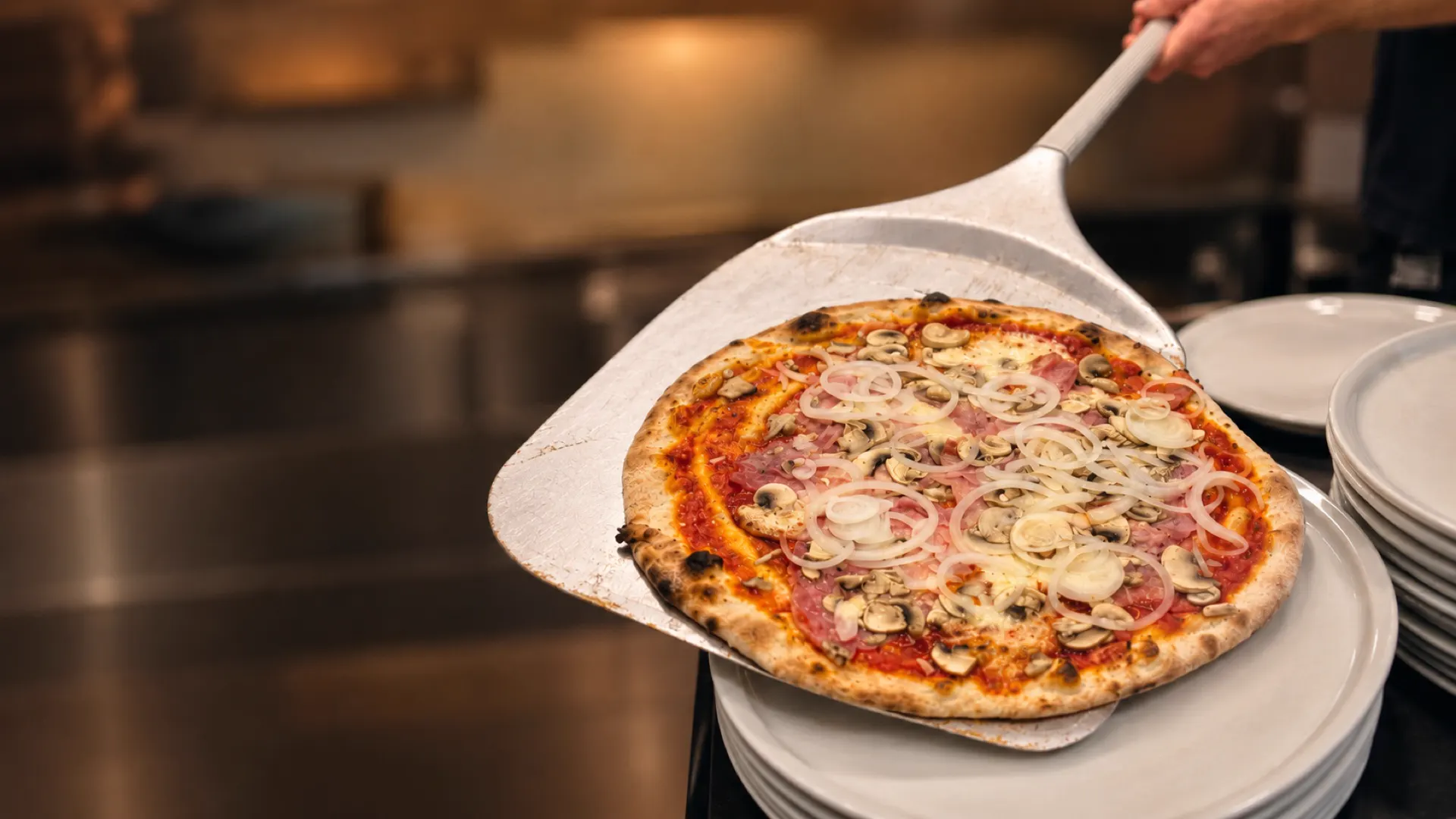 Frisch gebackene Pizza auf dem Schieber